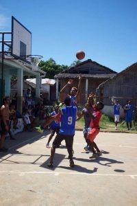 Madagascar Volunteers - volunteers play basketball
